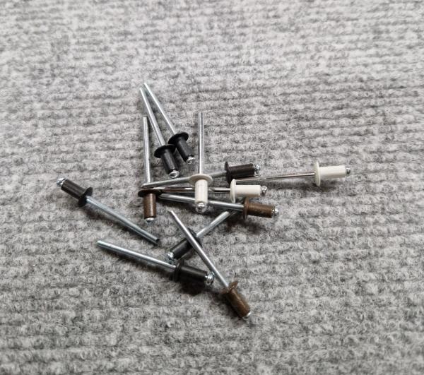 Farebné nity 4,2x6mm 8ks v balení